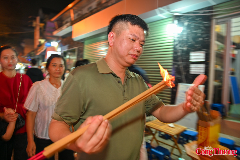 Giữa nhịp sống hiện đại, hình ảnh người dân chờ xin lửa thiêng lúc nửa đêm vẫn giữ nguyên ý nghĩa thiêng liêng, gửi gắm ước vọng về một năm mới thuận hòa, đủ đầy.