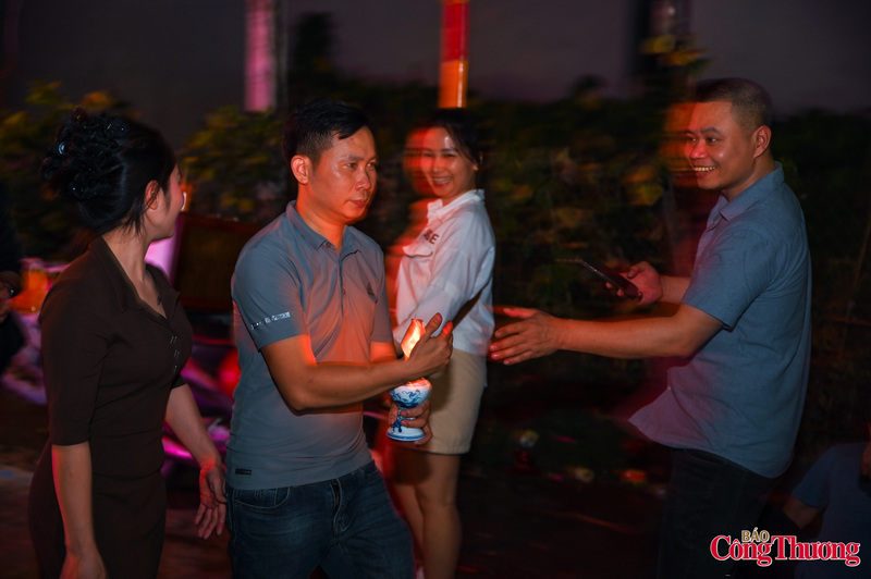 Ngọn lửa nhỏ được chuyền tay trong đêm xuân không chỉ là biểu tượng của may mắn, mà còn là minh chứng cho sức sống bền bỉ của một phong tục truyền thống nơi làng quê ven đô.