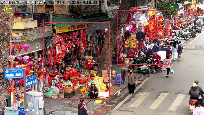 Khu vực dọc phố Hàng Mã (phường Hoàn Kiếm) – nhiều điểm tái lấn chiếm vỉa hè để kinh doanh buôn bán, không còn lối cho người đi bộ trên vỉa hè. Ảnh: Công an TP. Hà Nội