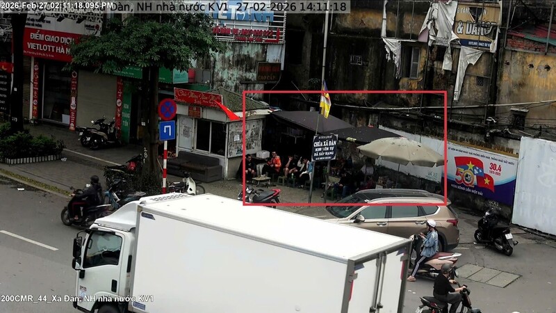 Khu vực vỉa hè số 259 Xã Đàn (phường Đống Đa) bị sử dụng trái phép để làm nơi kinh doanh. Ảnh: Công an TP. Hà Nội