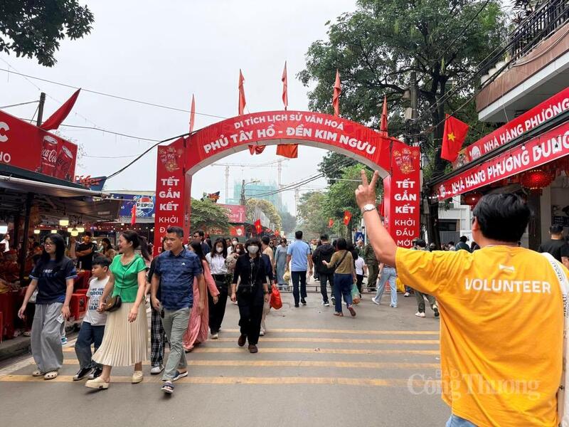 Khu vực cổng Phủ Tây Hồ người dân đi lại tấp nập.