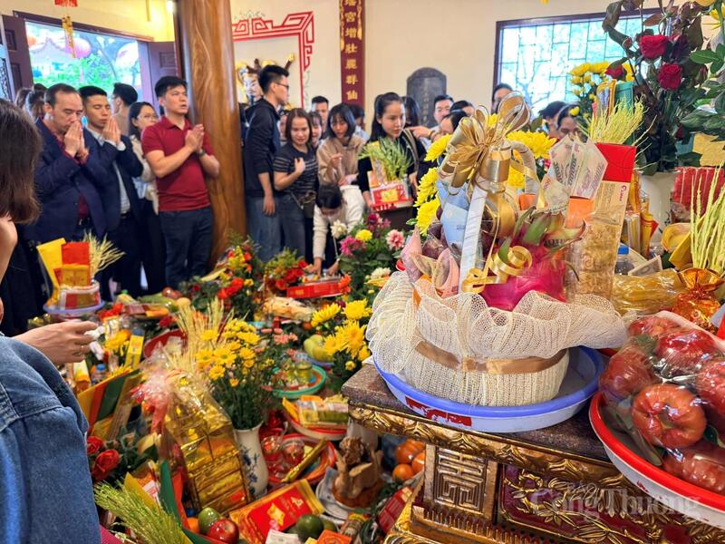 Người dân chen kín khu vực dâng lễ.