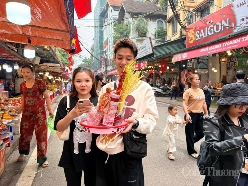 Các bạn trẻ tranh thủ ngày cuối tuần đi lễ cầu may.