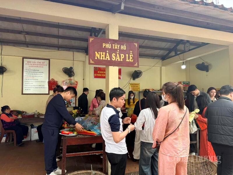 Khu vực nhà sắp lễ trước khi vào dâng lễ.