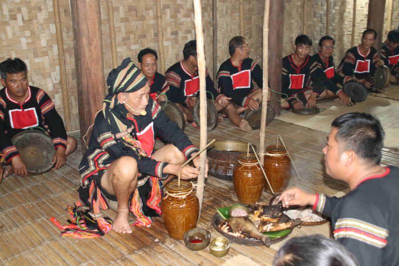 Lễ cúng sức khoẻ là sợi dây gắn kết con người với thiên nhiên. Ảnh: Hoa Nguyễn