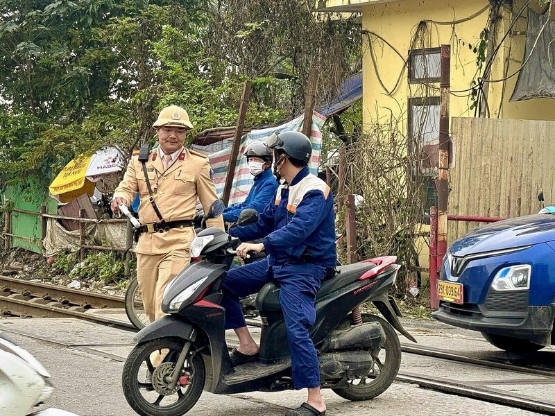 Lược lượng Cảnh sát giao thông xử lý nhiều trường hợp vi phạm an toàn giao thông đường sắt. Ảnh: Tiến Trạch