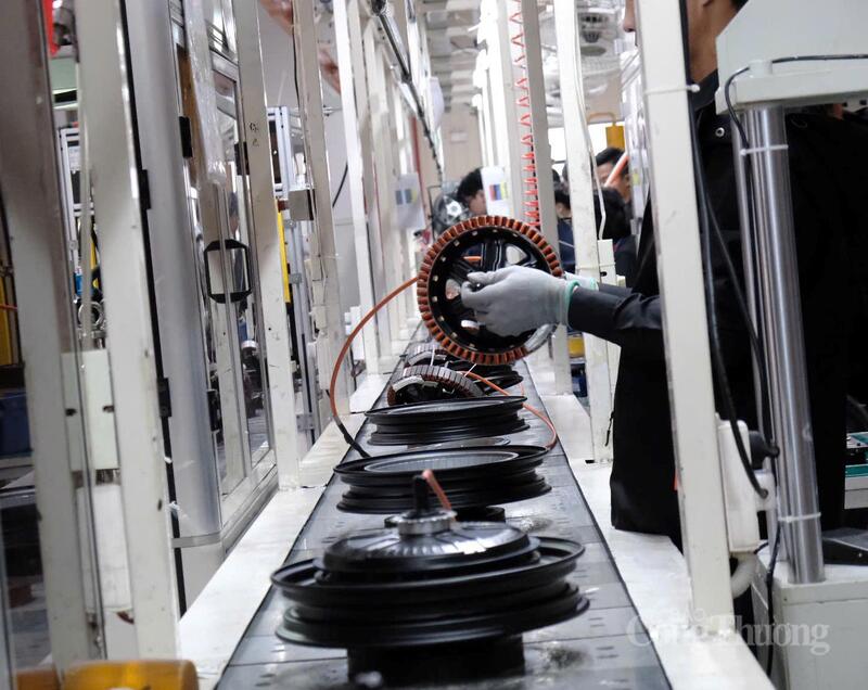 Công đoạn lắp ráp động cơ tại nhà máy sản xuất xe máy điện của Yadea. Ảnh: Trần Đình