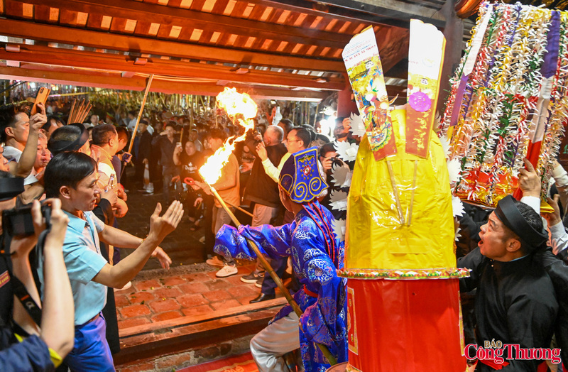 Sau buổi lễ, miếng trầu, ly rượu khao quân mang ra để dân làng và du khách thập phương cùng hưởng phúc lộc.