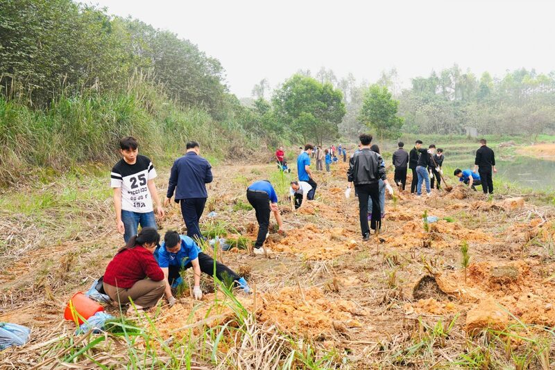 Hoạt động trồng cây đầu xuân góp phần xây dựng môi trường làm việc xanh - sạch - đẹp tại khu sản xuất.