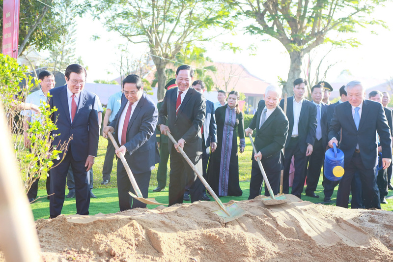 Thủ tướng Phạm Minh Chính cùng các lãnh đạo Đảng, Nhà nước trồng cây lưu niệm tại Khu lưu niệm cố Thủ tướng Phạm Văn Đồng. Ảnh: Nguyễn Dương