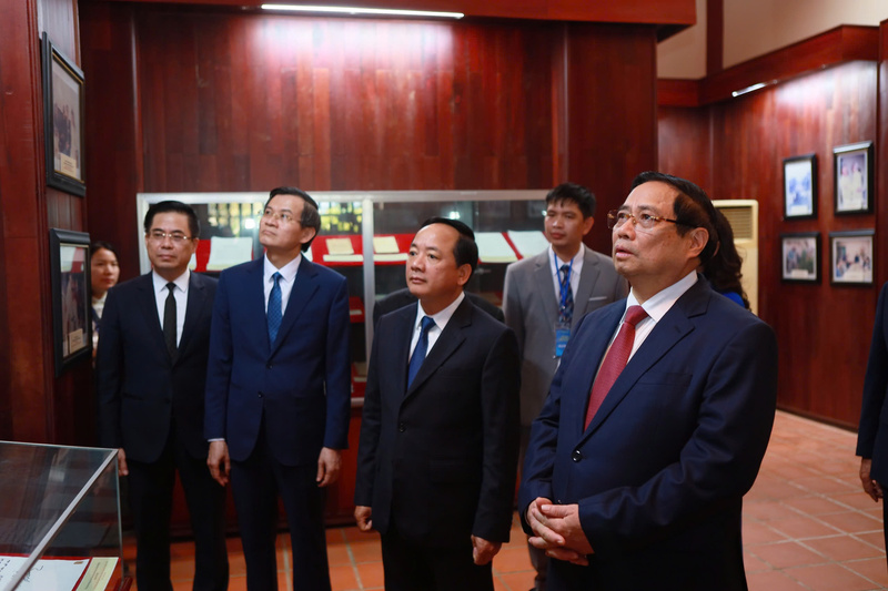 Các đồng chí lãnh đạo Đảng, Nhà nước tham quan những kỉ vật, tư liệu về cố Thủ tướng Phạm Văn Đồng. Ảnh: Nguyễn Dương