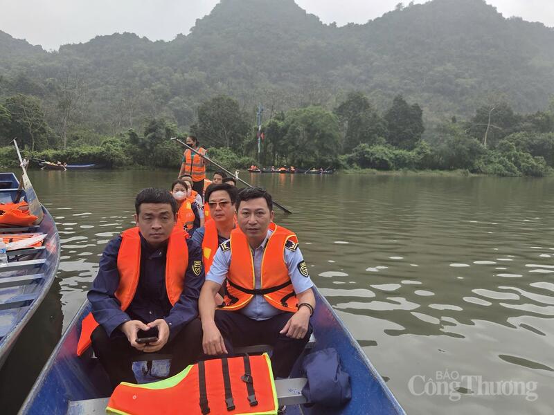 Lực lượng Quản lý thị trường di chuyển bằng thuyền vào khu vực trung tâm lễ hội Chùa Hương để triển khai công tác kiểm tra, kiểm soát thị trường.