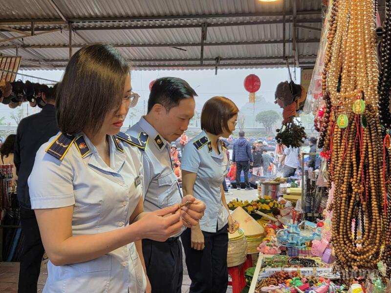 Kiểm tra hàng hóa tại Đền Trình.