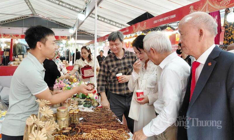 Hội chợ thu hút đông đảo khách hàng đến tham quan gian hàng. Ảnh: Nguyễn Hạnh