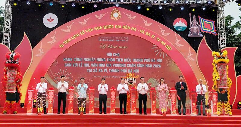 Các đại biểu cắt băng khai mạc Hội chợ. Ảnh: N.H