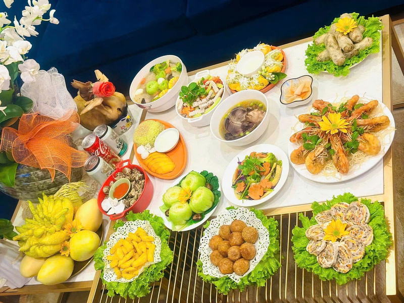 Nhiều người dân lựa chọn dịch vụ mâm cúng đặt sẵn nhờ sự tiện lợi và hình thức đẹp mắt. Ảnh minh họa