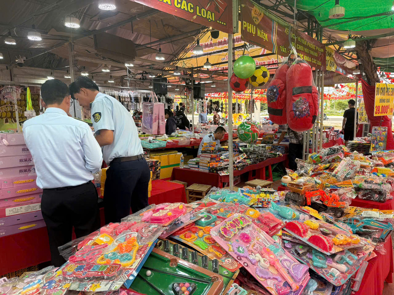 Quản lý thị trường tỉnh Cà Mau kiểm tra các gian hàng tham gia Hội Xuân mua sắm - ẩm thực, Hương vị ngày Tết tại phường An Xuyên, tỉnh Cà Mau. Ảnh: QLTT Cà Mau