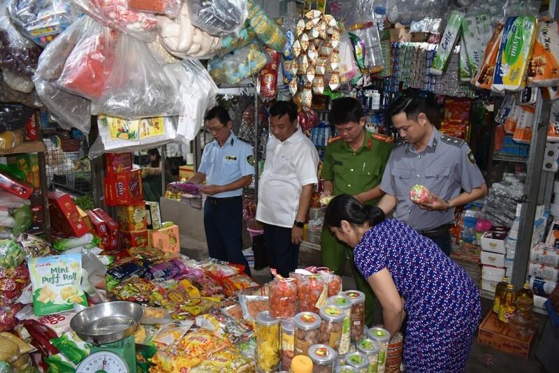 Hoạt động kiểm tra liên ngành được lực lượng Quản lý thị trường Cà Mau phối hợp chặt chẽ. Ảnh: QLTT Cà Mau