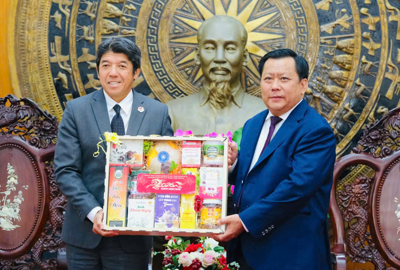 Lãnh đạo UBND tỉnh Tây Ninh (bên phải) tặng quà đoàn công tác Hiệp hội Doanh nghiệp Nhật Bản tại TP. Hồ Chí Minh.