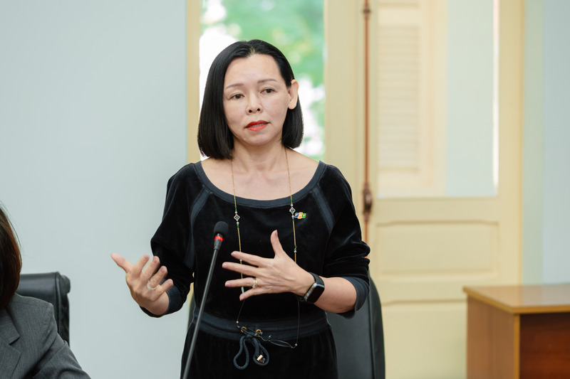 Bà Nguyễn Bạch Điệp - Chủ tịch FPT Retail kiêm Tổng giám đốc Hệ thống nhà thuốc và trung tâm tiêm chủng Long Châu chia sẻ chiến lược hợp tác toàn diện từ công nghệ đến nâng cao chuyên môn y tế.