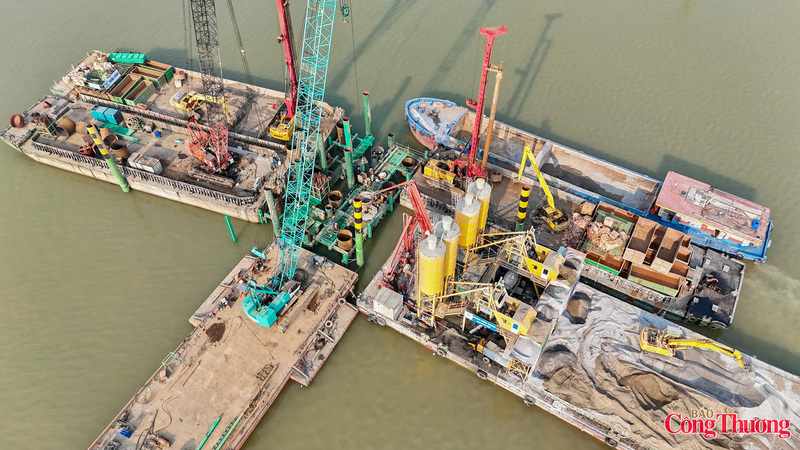 Đơn vị thi công đang tập trung xây dựng các hạng mục nền móng, đặc biệt tập trung vào việc đóng cọc khoan nhồi phục vụ trụ cầu ở giữa lòng sông Hồng.