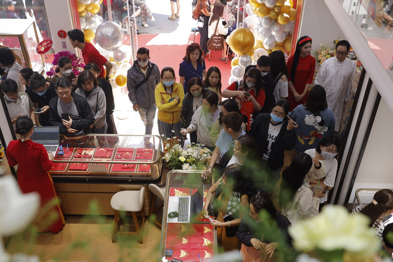 Cửa hàng Bảo Tín Mạnh Hải tại Thành phố Hồ Chí Minh trong ngày khai trương, ghi nhận không khí mua sắm sôi động. Ảnh: BTMH