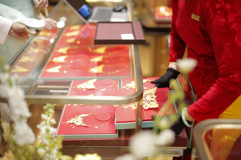 Các mẫu trang sức vàng 24K được trưng bày nổi bật tại cửa hàng Bảo Tín Mạnh Hải, thu hút sự quan tâm của khách hàng. Ảnh: BTMH