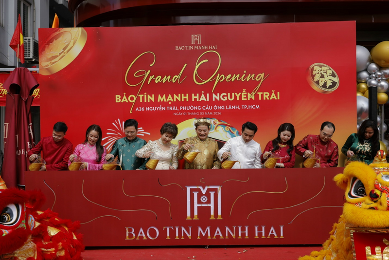 Ban lãnh đạo Bảo Tín Mạnh Hải thực hiện nghi thức khai trương cửa hàng lớn nhất tại TP.HCM. Ảnh: BTMH