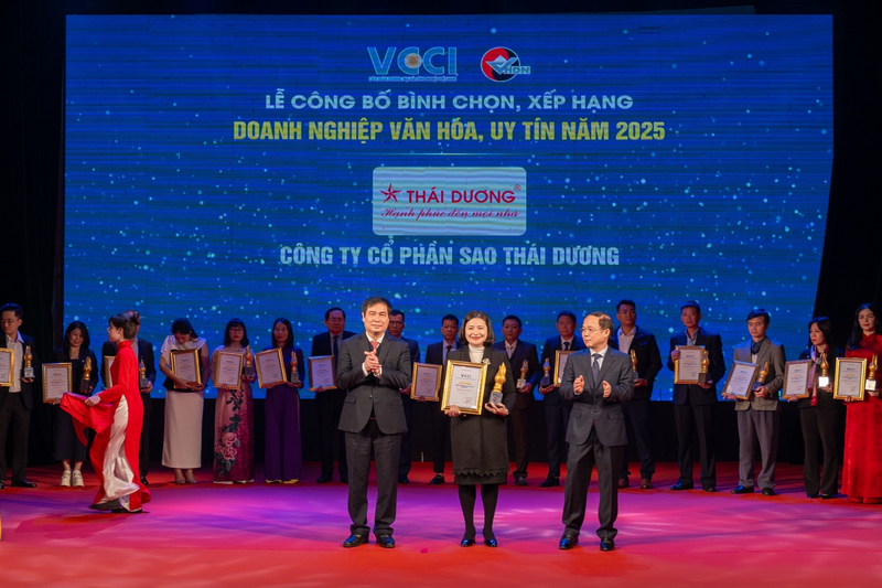 Thạc sĩ dược học Nguyễn Thị Hồng Vân - Phó Tổng giám đốc Công ty Cổ phần Sao Thái Dương nhận danh hiệu Doanh nghiệp Văn hóa – Uy tín năm 2025”.