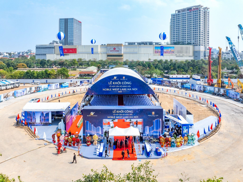 Với quy mô 12 tòa tháp cao 40 tầng toạ lạc tại quỹ đất vàng cuối cùng của Khu đô thị Ciputra, đối diện Lotte Mall, Noble West Lake Ha Noi được kiến tạo với tầm nhìn trở thành tổ hợp hàng hiệu dẫn đầu phân khúc Branded Residences.