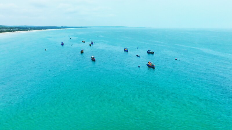 Từ sáng sớm đến chiều, các ghe, tàu đi ra các bờ chừng vài trăm mét đến buông lưới. Ảnh: Nguyễn Dương