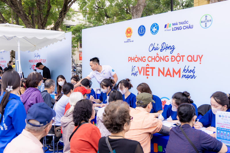 Long Châu chủ động tham gia trực tiếp vào công tác chăm sóc sức khỏe, tầm soát và quản lý nguy cơ đột quỵ.