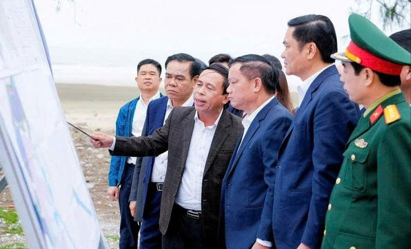 Giám đốc Sở Công Thương Nghệ An báo cáo với lãnh đạo tỉnh về dự án Nhà máy nhiệt điện LNG Quỳnh Lập.