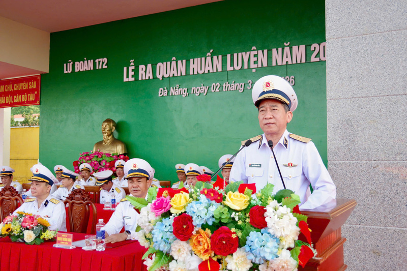 Chuẩn đô đốc Nguyễn Đình Hùng - Phó Tư lệnh Quân chủng Hải quân phát biểu tại Lễ ra quân huấn luyện Lữ đoàn 172. Ảnh: HQ