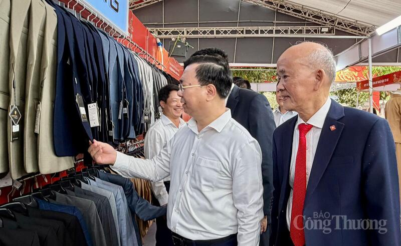 Hoạt động xúc tiến thương mại đưa sản phẩm công nghiệp nông thôn Hà Nội đến gần hơn với người tiêu dùng. Ảnh: Nguyễn Hạnh