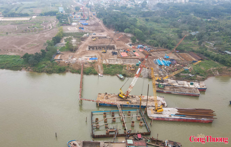 Khu vực ven sông phía phường Bồ Đề bố trí một bãi chứa nguyên vật liệu, máy móc và phương tiện thi công, luôn trong trạng thái sẵn sàng để điều động vào công trường khi cần thiết. Điều kiện thời tiết không mưa và mực nước sông Hồng xuống thấp vào mùa khô tạo thuận lợi cho tiến độ thi công.