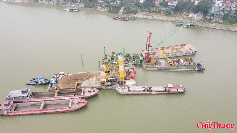 Khi hoàn tất, những khung cốt thép này sẽ được hạ xuống các hố khoan sâu hàng chục mét dưới lòng sông Hồng để tạo nên trụ cầu.