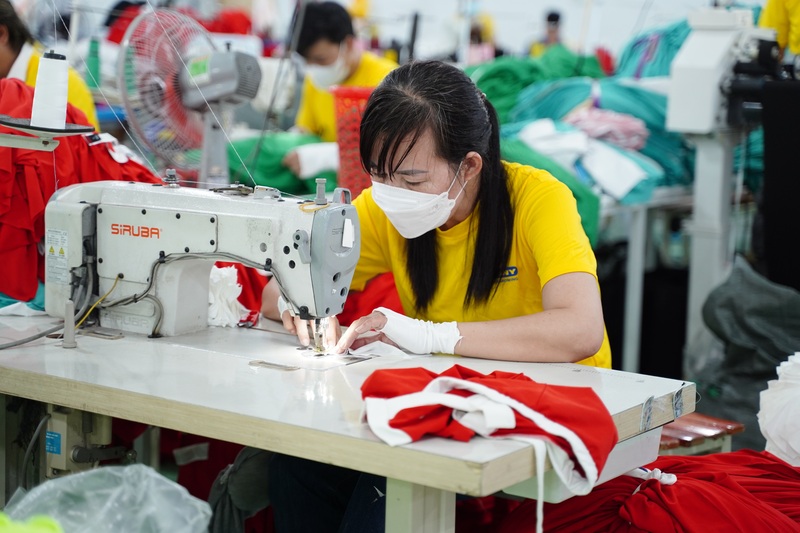 Công ty TNHH May mặc Dony đang đẩy nhanh tiến độ sản xuất nhằm giao hàng sớm cho đối tác ở khu vực Trung Đông. Ảnh: Dony