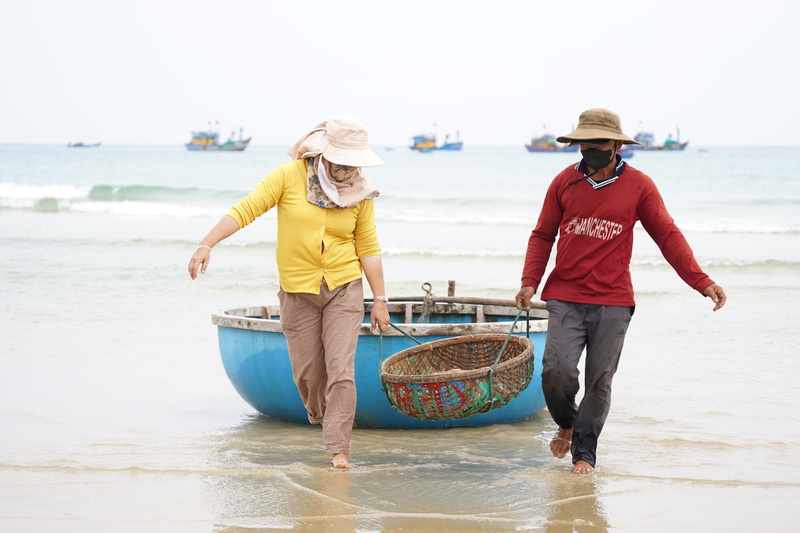 Các ngư dân cho biết, đầu vụ thời tiết thuận lợi, sản lượng ruốc tăng cao, giá cả ổn định khiến ngư dân phấn khởi. Ảnh: Nguyễn Dương