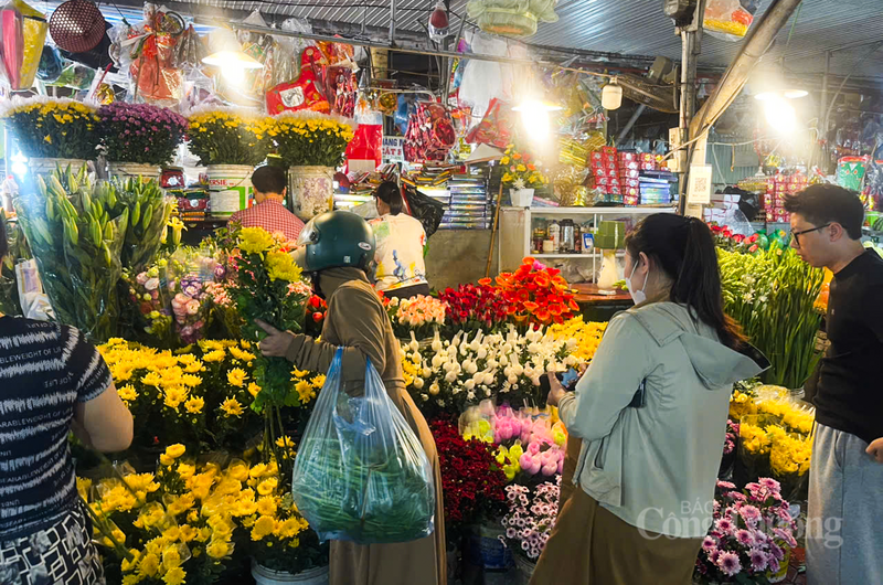 Chị Nguyễn Thị Chinh (phường Thành Sen, Hà Tĩnh) cho biết, dù công việc bận rộn nhưng chị vẫn tranh thủ ra chợ từ sớm để chọn những bó hoa tươi nhất. "So với năm ngoái, giá cả năm nay có nhỉnh hơn một chút, đặc biệt là hoa tươi, nhưng tôi thấy mức giá này vẫn nằm trong khả năng chi tiêu của gia đình," chị Chinh nói.