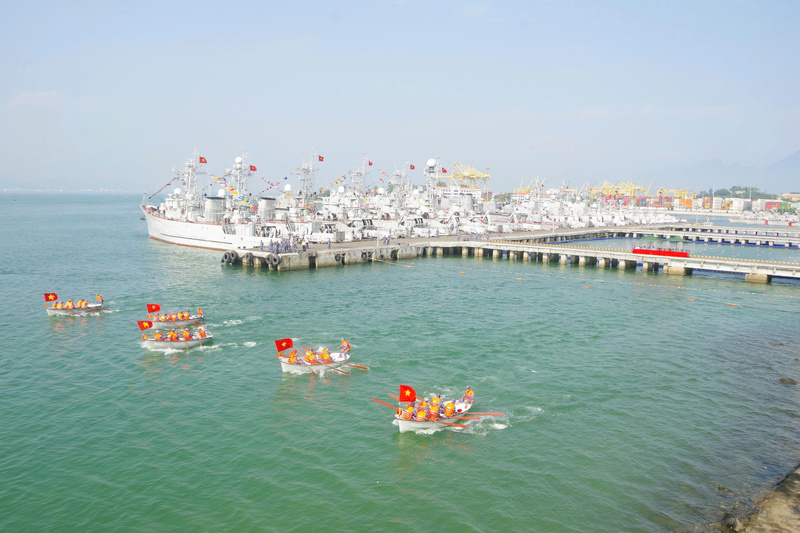Hoạt động đua xuồng sau lễ ra quân tại Cảng 7 đã tạo không khí sôi nổi. Ảnh: H.Q