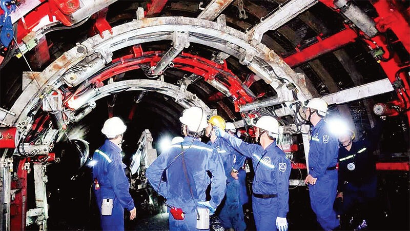 Hoạt động khai thác than hầm lò với hệ thống cơ giới hóa đồng bộ, từng bước ứng dụng điều khiển tự động và giám sát số nhằm nâng cao năng suất, bảo đảm an toàn lao động. Ảnh minh hoạ