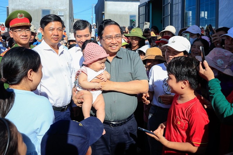 Thủ tướng thăm hỏi người dân tại Khu tái định cư Quảng Đức, xã Tuy An Nam, tỉnh Đắk Lắk gồm 36 hộ gia đình. Ảnh: VGP/Nhật Bắc