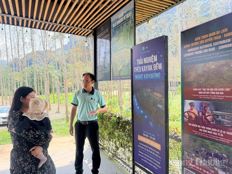 Hướng dẫn viên hướng dẫn cho khách du lịch những trải nghiệm du lịch xanh tại Blue Diamond Retreat.