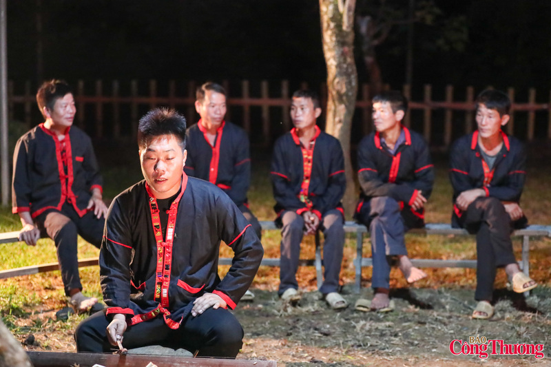 Nhảy lửa là lễ hội truyền thống đậm nét văn hoá đặc trưng của đồng bào Pà Thẻn tại xã Minh Quang, tỉnh Tuyên Quang. Lễ hội thường được tổ chức vào ngày 12 tháng Giêng (âm lịch) hằng năm khi mùa màng đã thu hoạch xong.