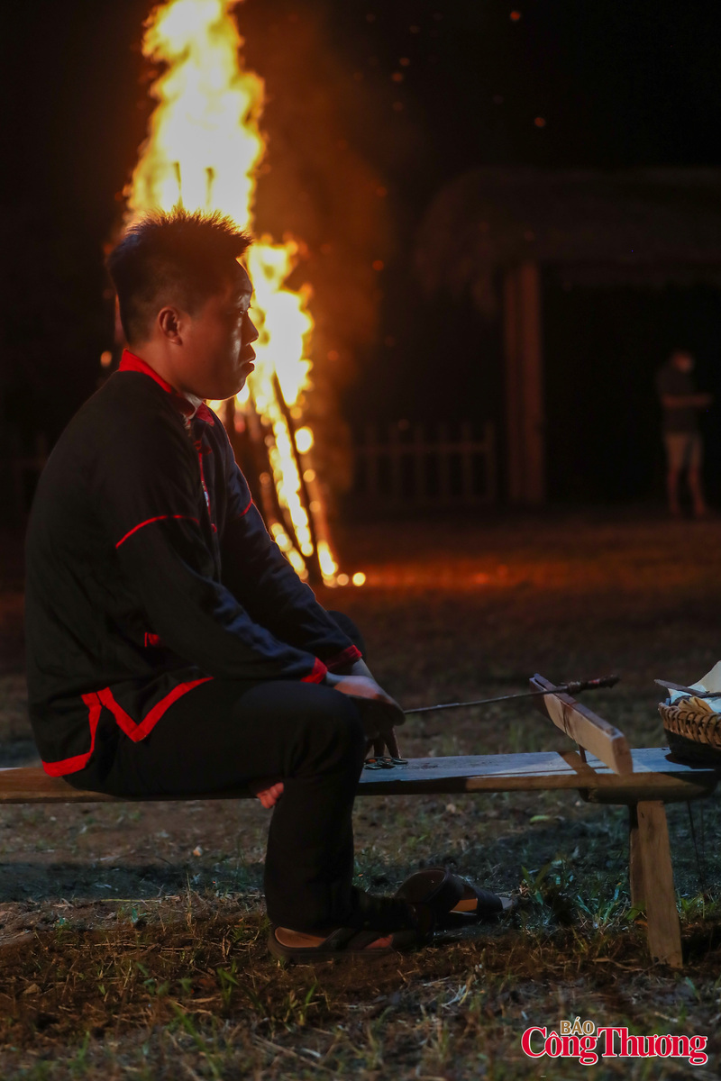 Mở đầu, thầy cúng thắp nến và bày lễ vật lên mâm cúng, rồi thắp ba nén hương cắm vào bát hương trên bàn, rồi thắp ba nén hương khác, cắm dưới đất bên cạnh ghế nơi thầy cúng ngồi.