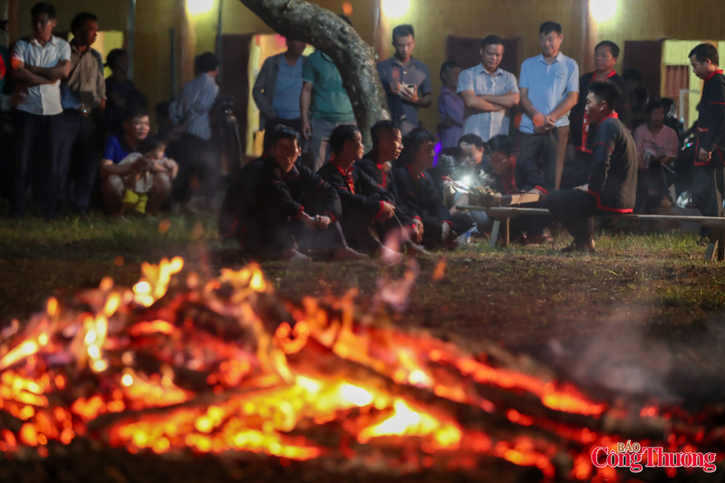 Thầy sẽ ngồi vào ghế cúng, một tay cầm que tre, một tay cầm chiếc vòng lắc Pà sán tầu vừa gõ que tre vào đàn Pàn dơ vừa lắc vòng, thân người rung bần bật theo từng nhịp gõ, miệng đọc bài cúng đầu tiên nói lên lý do tổ chức lễ hội nhảy lửa bằng tiếng Pà Thẻn.