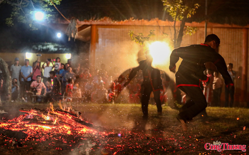 Qua bài cúng và nhạc điệu, người Pà Thẻn cho rằng, con đường đi tìm thần về nhảy lửa của thầy cúng thật lắm gian lao, vất vả, có khi phải đi qua cả hang quỷ.
