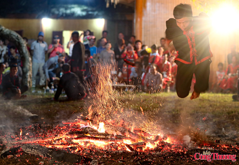 Cứ thế, họ lao vào nhảy múa giữa đống lửa đang đỏ hồng, với bàn chân trần và dùng tay bốc than tung lên.