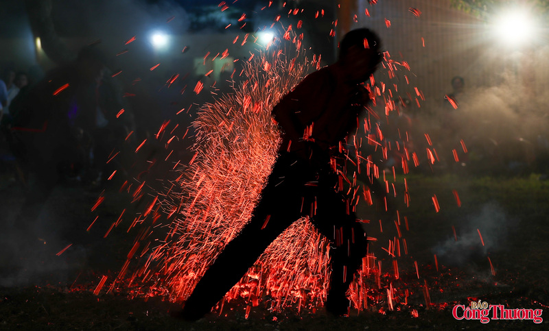 Than phủ kín một màu đỏ rực xung quanh người nhảy, có người còn cho than hồng vào mồm nhai.